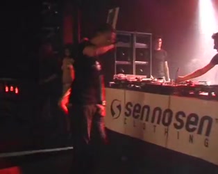 Decibelle - Megapack/Decibelle-tom-chris (xhamster archive)/decibelle_en_spectacle_480p.mp4